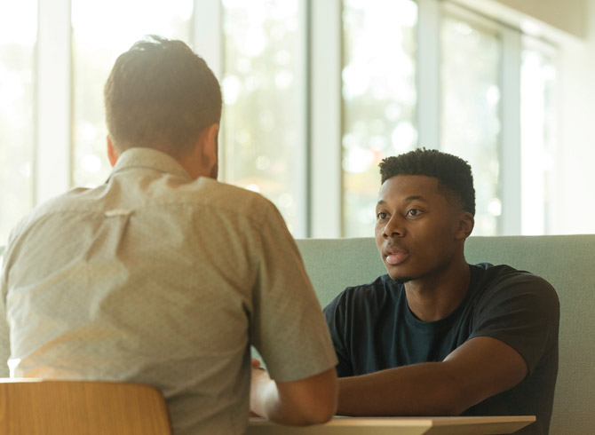 תמונה שיחה בין שני אנשים