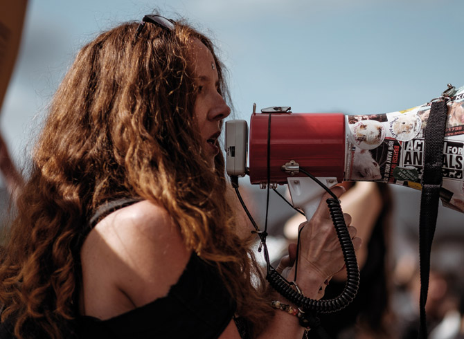 אישה קוראת במגפון