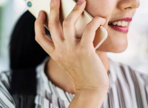 אישה משוחחת בטלפון