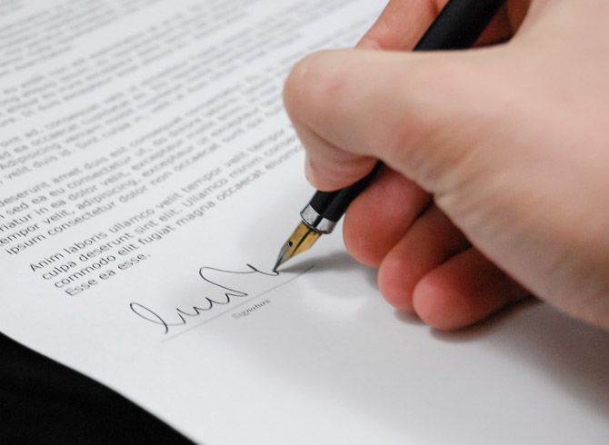 חתימה על מסמך
