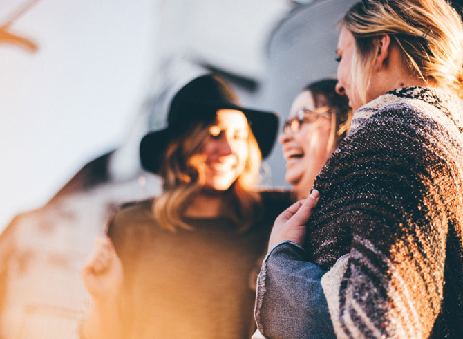 נשים משוחחות