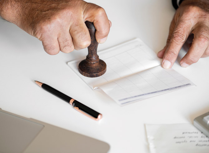 חותמת על נייר